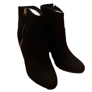 Journee Collection link heel booties. Size 7.
